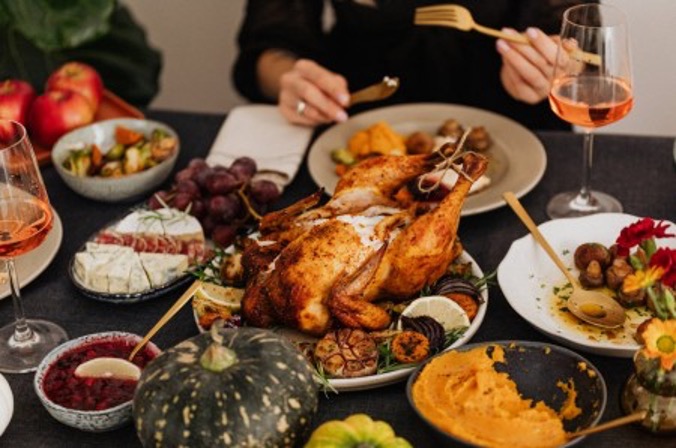 Student Roommates: Friendsgiving Traditions to Start With Your Roommate